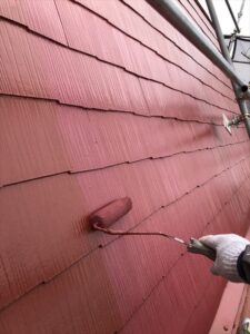 伊奈町にてスレート屋根の上塗り作業中の写真