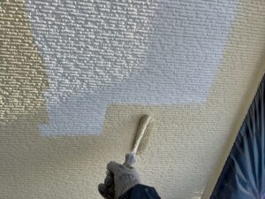 北葛飾郡杉戸町にて外壁カラー塗装の中塗り作業中の写真