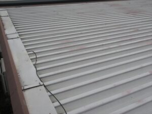 白岡市にて屋根診断、折半屋根の塗膜退色