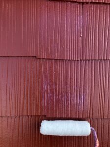 伊奈町にてスレート屋根のトップコート塗布作業中の写真