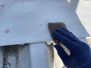 白岡市にて金属屋根塗装前のケレン作業