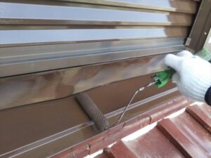 伊奈町にて屋根雨押さえ板金の仕上げ塗装