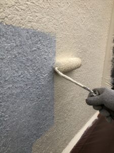伊奈町にてモルタル外壁の中塗り作業中の写真