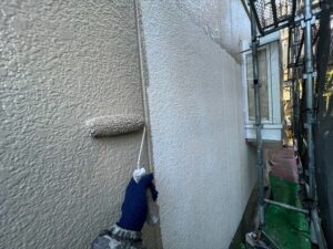 白岡市にてモルタル外壁の中塗り作業