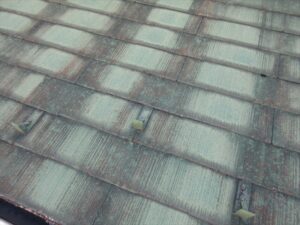 春日部市にてスレート屋根に汚れの付着
