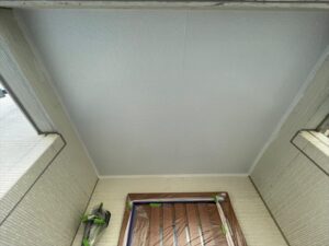 鴻巣市にて玄関ポーチ部天井の塗装