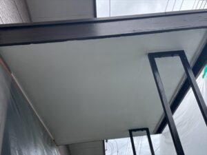 蓮田市にて玄関庇部の軒天補修工事、軒天板の上張り後の塗装