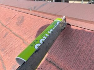 鴻巣市にて屋根棟板金の止め釘頭コーキング処理