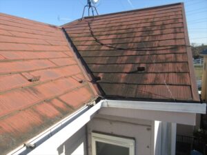鴻巣市にて屋根診断、屋根塗膜の退色と汚れの付着