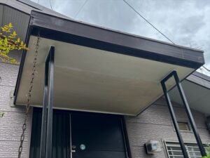 蓮田市にて玄関庇部の軒天補修工事、軒天板の上張り継ぎ目のコーキング