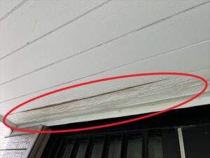 蓮田市にて玄関庇部の軒天板の劣化と剥がれ