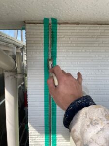 鴻巣市にて外壁目地のコーキング用プライマー塗布