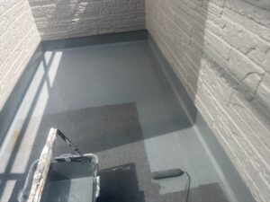 さいたま市岩槻区にてベランダ床面の防水トップコート塗布