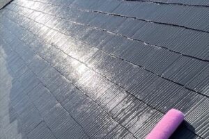 鴻巣市にて屋根塗装中のイメージ写真