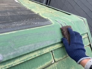 春日部市にて屋根棟板金のケレン作業