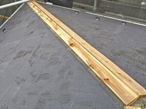 伊奈町にて屋根棟板金交換工事、新しい棟下地の取り付け