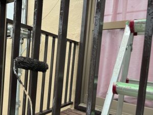 桶川市にてベランダ鉄柵の上塗り