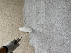 桶川市にて外壁の下塗り