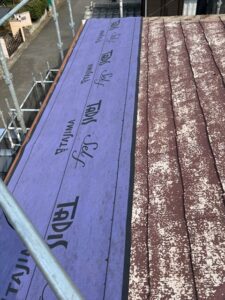 白岡市にて屋根カバー工事、防水シートの設置