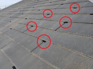 上尾市にてスレート屋根に縁切りのためのタスペーサー設置