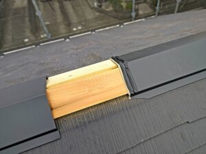 伊奈町にて屋根棟板金交換工事、新しい棟板金の取り付け