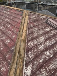 白岡市にて屋根カバー工事、既存の棟板金の撤去
