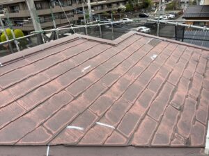 春日部市にて屋根スレートのひび割れ補修