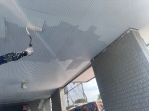 白岡市にて駐車場部の軒裏天井塗装2回目