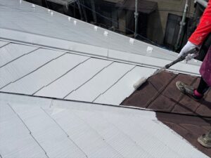春日部市にて屋根の下塗り