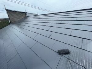 蓮田市にて屋根塗装、上塗り作業中の写真