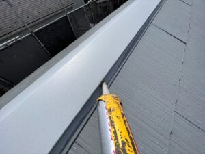 蓮田市にて屋根塗装、棟板金止め釘のコーキング処理