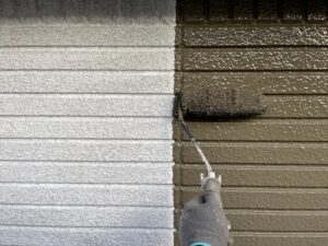 春日部市にてALC外壁の中塗り作業中の写真