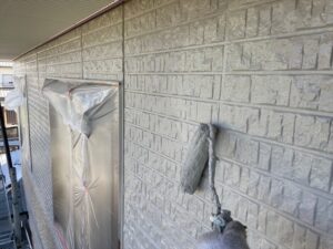 白岡市にて外壁の上塗り作業中の写真