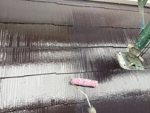 春日部市にて屋根塗装トップコート塗布