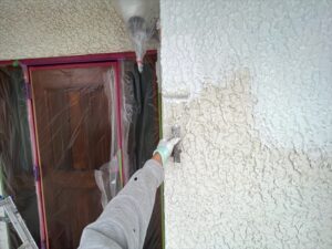 蓮田市にて外壁塗装、下塗り作業中の写真