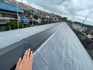 蓮田市にて屋根塗装、棟板金のケレン作業
