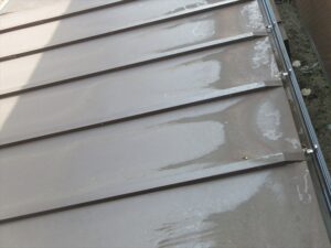 伊奈町にて金属製下屋根の塗膜劣化