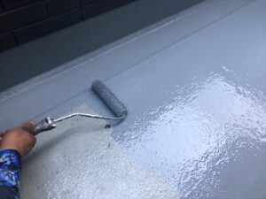 伊奈町にてベランダ床防水のトップコート塗装