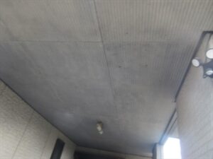 白岡市にて駐車場部軒裏天井に汚れの付着