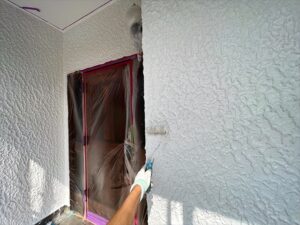 蓮田市にて外壁塗装、中塗り作業中の写真