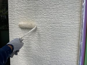 さいたま市大宮区にて外壁の上塗り作業中の写真