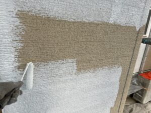 さいたま市大宮区にて外壁の下塗り作業中の写真