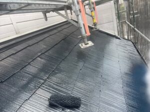 上尾市にて下屋根の上塗り作業中の写真