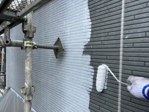 さいたま市見沼区にて外壁塗装の下塗り作業中の写真