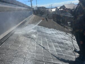 さいたま市見沼区にて屋根のバイオ高圧洗浄作業中の写真