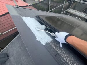 さいたま市見沼区にて屋根下塗り作業中の写真