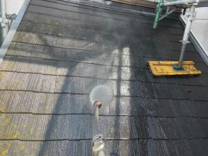 上尾市にて下屋根の高圧洗浄