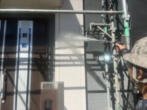 さいたま市見沼区にて外壁のバイオ高圧洗浄作業中の写真