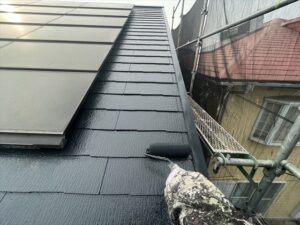 さいたま市見沼区にて屋根上塗り作業中の写真