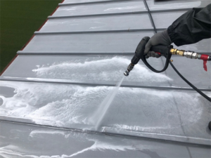 加須市にて瓦棒屋根のバイオ高圧洗浄